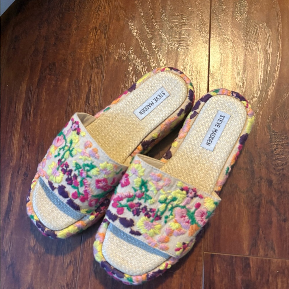 Steve Madden Multicolor Embroidered sandals